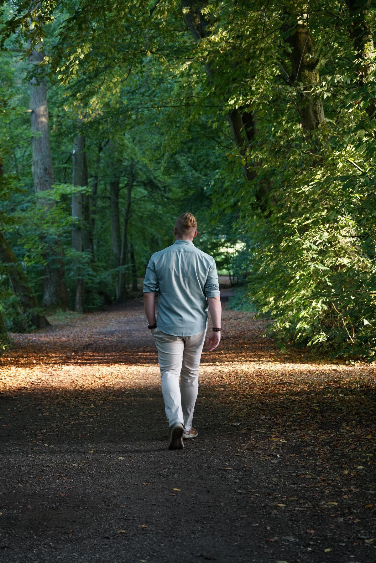 Bernd Meier auf einem Waldweg